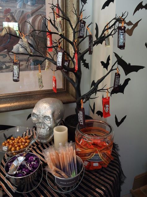 20 Pretty Halloween Decorations Ideas for This Year - Decoration Love Tavola Halloween, Pretty Halloween Decorations, Halloween Candy Table, Halloween Candy Buffet, Halloween Ideias, Scary Halloween Food, Halloween Candy Bar, Ghoul School, Dulces Halloween