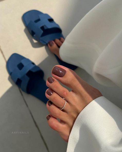 29 Summer Pedicure Colors: Best Ideas for Hot Season 2024 Nail Polish On Tan Skin, Summer Toe Colors 2024, Summer Feet Nails Colors, Nails Pedicure Summer, Pedicure Tan Skin, Mail Polish Colors 2024 Summer, 2024 Toenail Polish, Toe Nails Summer 2024, Pedicure For Tan Skin