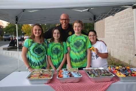 How to Spot the Difference: Community Service Projects vs. Take Action Projects Junior Girl Scout Badges, Brownies Activities, Girl Scout Meeting Ideas, Girl Scout Gold Award, Girl Scouts Cadettes, Girl Scout Patches, Brownie Girl Scout, Community Service Projects, Girl Scout Badges