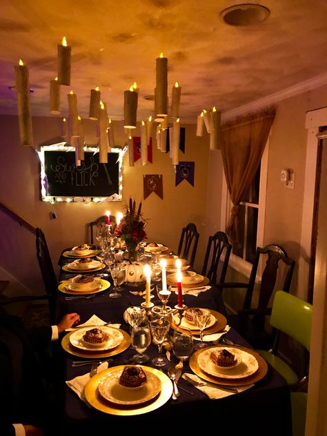 Hogwarts dining hall and floating candles Harry Potter Dining Room, Hogwarts Dining Hall, Harry Potter Themed Dinner, Harry Potter Dinner, Harry Potter Weekend, Harry Potter Movie Night, Diy Party Ideas, Harry Potter Theme Birthday, Cumpleaños Harry Potter