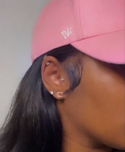 Cartilage Piercing Black Women, Helix Pericing, Helix Piercing Black Women, Tragus Piercing Black Women, Piercing Ideas Black Women, Ear Piercing Ideas Black Women, Ear Piercings Black Women, Piercing Styles, Extension Styles