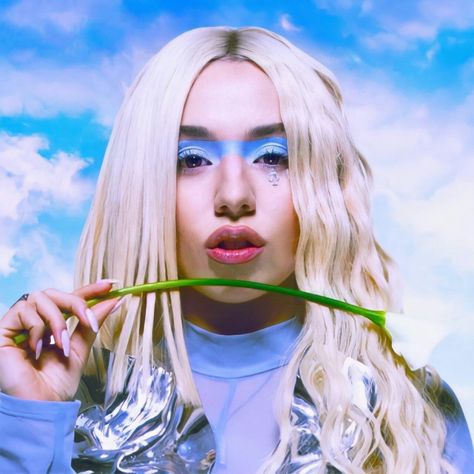 Ava Max Kings & Queens photoshoot Queens Photoshoot, English Singers, Ava Max, Face Drawing Reference, Miley Cyrus, King Queen, American Singers, Pop Star, Celebrity Crush