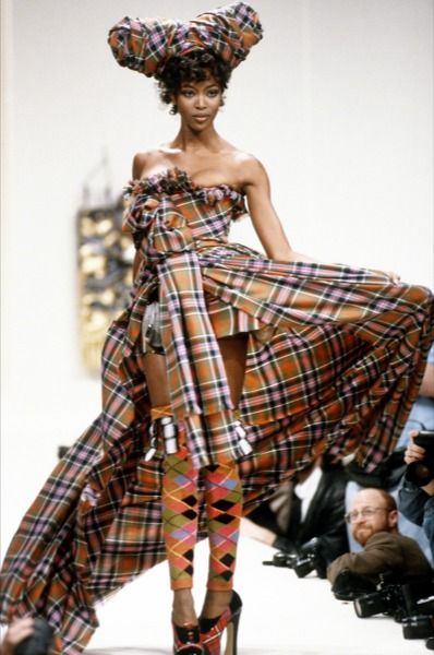 in love with the extravagant style of vivienne? get inspired by some of her most iconic runway outfits Vivienne Westwood Style Outfit, Vivienne Westwood Runway, Extravagant Clothes, Viviane Westwood, Extravagant Outfits, English Presentation, Iconic Runway, Vivienne Westwood Vintage, Vivian Westwood