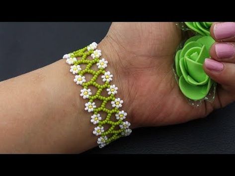 Daisy Chain Bracelet Tutorial, Chain Bracelet Tutorial, Flower Bracelet Tutorial, Beaded Daisy Chain, Daisy Chain Bracelet, Beaded Daisy, Paper Flower Garlands, Flower Cuff Bracelet, Making Bracelets With Beads