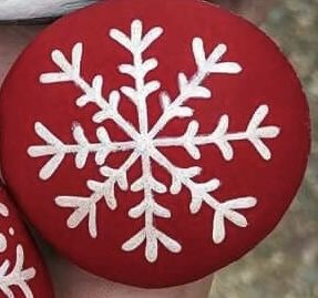 Snowflake Rock Painting, Painted Rocks Christmas Easy, Snowflake Painted Rocks, Winter Themed Painted Rocks, Christmas Stones Rock Art, Painting Christmas Rocks, Xmas Rock Painting Ideas, Easy Christmas Painted Rocks, Gnome Rock Painting Ideas