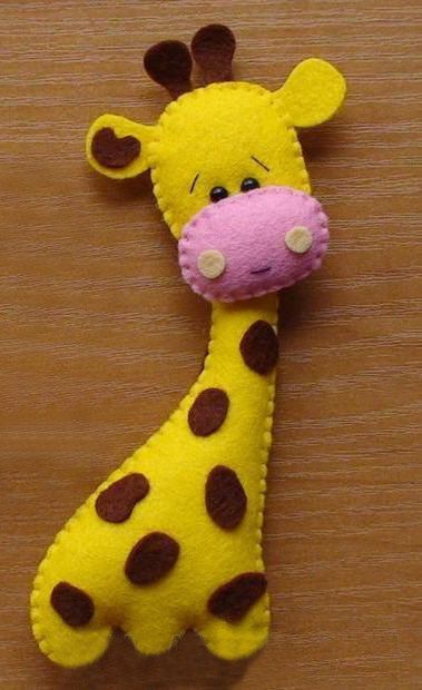 jirafa Más Felt Giraffe, Felt Craft Projects, Felt Crafts Patterns, Cutest Animals, Felt Patterns, Felt Decorations, Felt Christmas Ornaments, Felt Diy, Felt Dolls