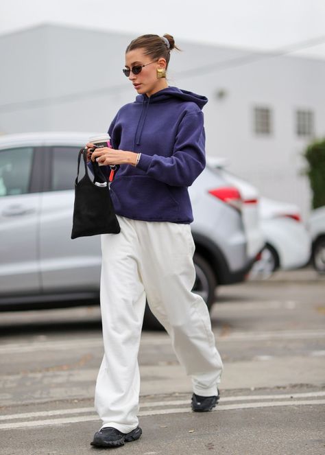 Hailey Bieber Cozy Outfit, Hailey Bieber Lazy Outfits, Hailey Bieber Simple Outfits, Hailey Bieber Sweatshirt Outfit, Hailey Bieber Hoodie Outfit, Hailey Bieber Loungewear, Hoodie Winter Outfits Women, Hailey Bieber Cold Outfits, Streetwear Hailey Bieber