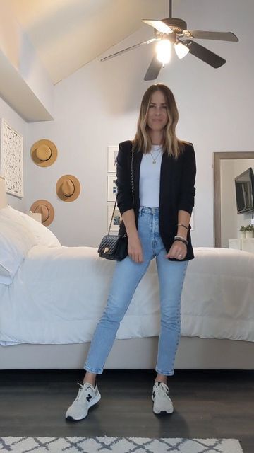 Classy Tourist Outfit, Office Outfit With Sneakers To Work, Office Look With Sneakers, Sneakers For The Office, Business Casual Jeans And Sneakers, Jean Blazer Outfit Work, Women Casual Blazer Outfits, Office Casual Outfit Jeans, Business Casual Fashion Women's