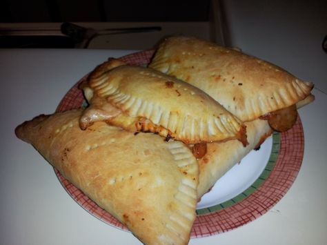 Pizza Pockets Recipe, Homemade Pizza Pockets, Homemade Hot Pockets, Pizza Pocket, Pizza Pops, Pockets Recipe, Pizza Pockets, Bread Sticks, Hot Pockets