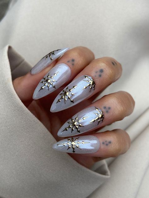 Nails Milky White, Gold Holiday Nails, Nails Milky, Gold Chrome Nails, Nye Nails, Gel X Nails, X Nails, Snowflake Nail, Milky Nails