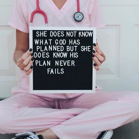 “I’m thankful for all the seasons of learning to trust with faith. ✨ These seasons have developed in me a strong inner confidence and strength in the goodness of God. Despite painful things that occur in this life, I know with all my heart that God’s love for me is never ending. I know he walks me through the valleys step by step in grace. If it weren’t for the seasons of suffering in my life, I wouldn’t be the person I am today. I wouldn’t have the heart that I have today. I wouldn’t have the d Nursing Graduation Pictures, Nursing School Motivation, Med School Motivation, Future Nurse, Nurse Quotes, Quotes God, Trendy Quotes, Graduation Pictures, School Motivation