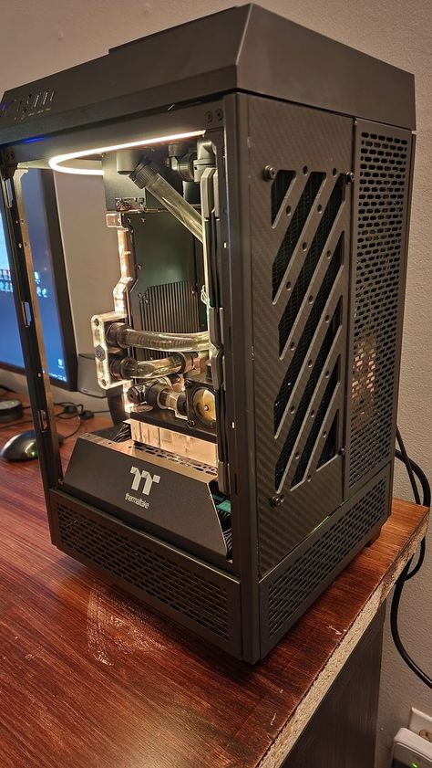 Thermaltake tower 100 custom carbon fiber panel. Dual radiator » builds.gg White And Black Pc Build, Pc Tower Storage, Pc Tower Stand, Gaming Pc Tower, Pc Tower, Build A Pc, Gaming Ideas, Pc Ideas, Pc Build