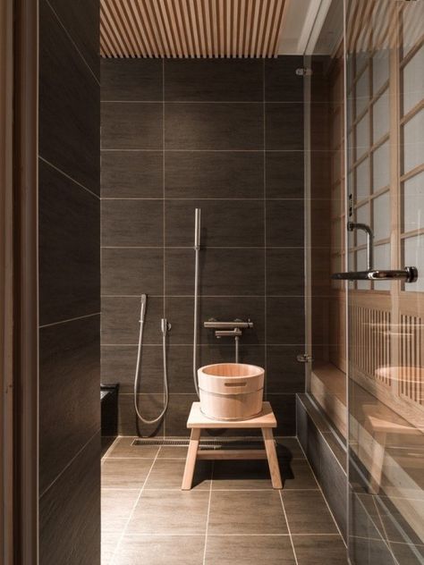 minimalist bathroom Japanese style interior design marble tiles wooden chair Japanese Inspired Bathroom, Brown Tile Bathroom, Japanese Bathroom Design, Small Space Bathroom Design, Japanese Bathroom, Natural Bathroom, Japanese Interior Design, Bad Inspiration, Asian Home Decor