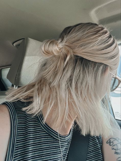 Short blonde hair with half up do. Short Blonde Balayage, Half Up Do, Messy Bob, Half Updo, Short Blonde, Short Blonde Hair, Blonde Balayage, Half Up, Balayage