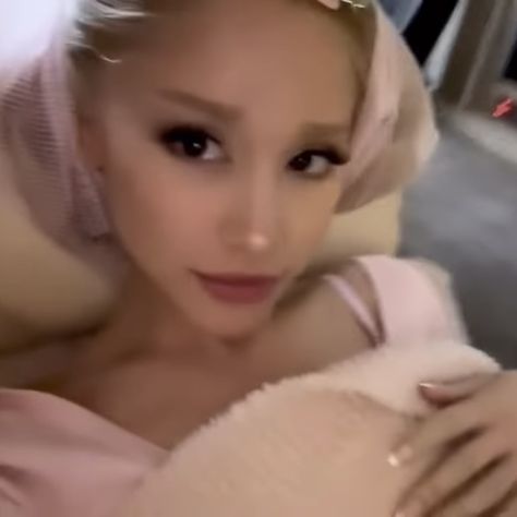 Ariana Grande Blonde Hair, Adriana Grande, Ariana Grande Cute, Ariana Grande Style, Ariana Grande Photoshoot, Ariana Grande Photos, Ariana Grande Pictures, Ariana G, Alien Stage