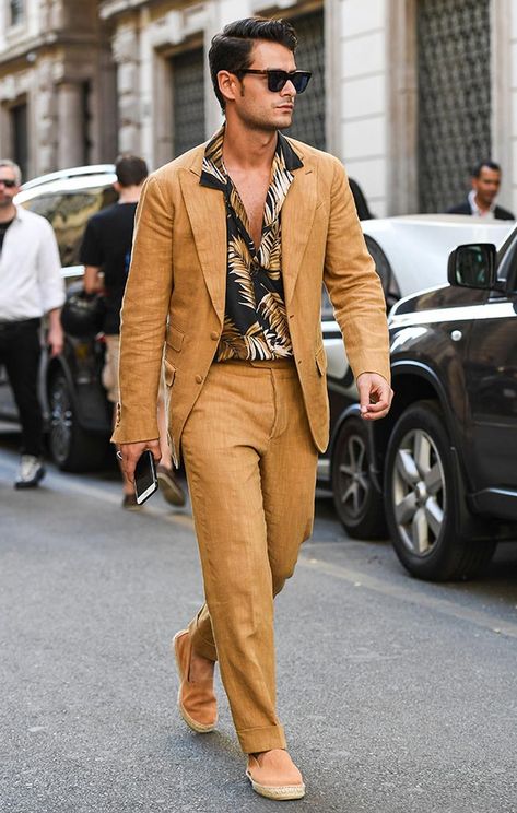 The Street Style Moves To Steal From Milan Fashion Week #clothing #outerwear #dressshirt #fashion #streetfashion #brown #hairstyle #suit #blazer #snapshot Mens 70s Fashion, 70s Fashion Men, 70s Mens Fashion, 70s Inspired Fashion, Disco Outfit, Wedding Suits Men, Casual Suit, Cool Street Fashion, Street Style Looks