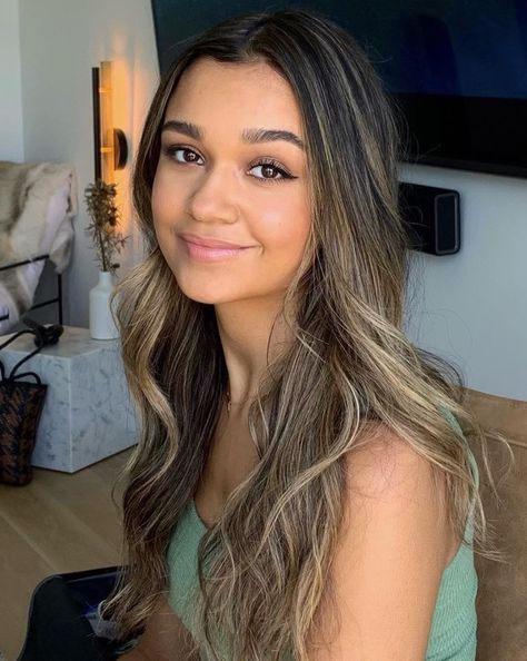 Madison Bailey Hair Colour, Maddison Bailey Hair, Madison Bailey Hair, Maddison Bailey, Curly Highlights, Kiara Carrera, Obx Cast, Les Pogues, Madison Bailey