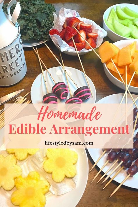 Valentine Vase Ideas Diy, Diy Edible Arrangements Mothers Day, Diy Edible Arrangements Valentines, Dipped Fruit Arrangements, Diy Fruit Basket Gift, Homemade Edible Arrangements, Diy Edible Arrangements, Edible Arrangements Diy, Fruit Easter