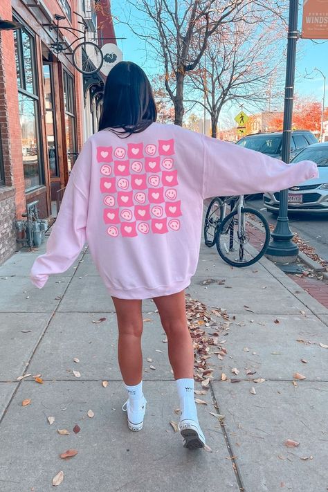 This Smiles and Hearts checkerboard crewneck sweatshirt is the perfect college student gift or an addition to your own preppy wardrobe! The sweater is soft and cosy, made with unisex sizing to be inclusive for all! Preppy Places To Shop, Preppy Places, Nyc Sweatshirt, Smiley Face Sweatshirt, Clothes Preppy, Sweatshirt Preppy, Preppy Wardrobe, Clothing Y2k, College Student Gifts