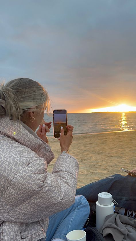 Beach In Winter Pictures, Cold Beach Pictures, Beachy Sunsets, Winter Beach Pics, Winter Beach Aesthetic, Winter At The Beach, Beach In The Winter, Girls Picnic, Sunset Beach Pictures