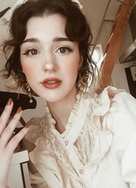 Victorian Aesthetic Makeup, 1800s Makeup Look, Romantic Academia Makeup, Dark Cottagecore Makeup, Victorian Inspired Makeup, Short Hair Cottagecore, Victorian Makeup Aesthetic, Royalcore Makeup, Late 1800s Makeup