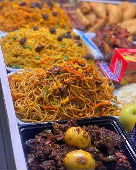 Barbecue Party Aesthetic, Food Tray Ideas, Nigeria Food, African Recipes Nigerian Food, Amazing Food Platters, Fruit Ideas, African Dishes, West African Food, Noodle Recipes Easy