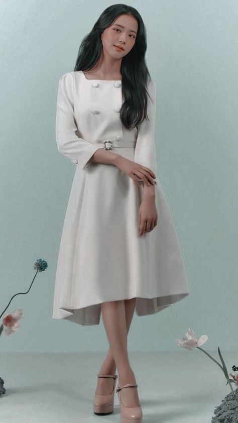 Jisoo In White Dress, Jisoo In White, Jisoo Full Body Pic, Jisoo Lockscreen Wallpaper, Jisoo White, Jisoo Lockscreen, Jisoo Aesthetic, Feminine Wardrobe, Full Dress