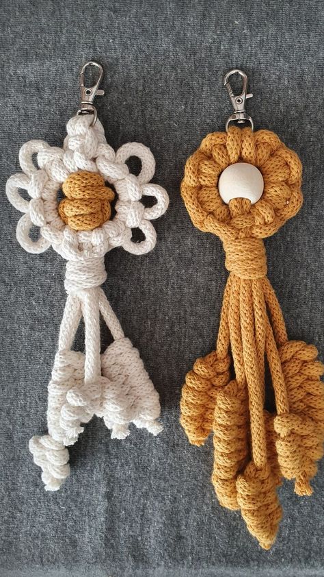 macrame flower, macrame keychain, macrame ornaments diy, christmas ornaments, macrame decor, diy keychains, keychains for backpacks, floral macrame, flower pendant, macrame tutorial Josephine Knot, Macrame School, Pola Macrame, Free Macrame Patterns, Macrame Tutorials, Macrame Knots Tutorial, Diy Crochet Bag, Macrame Owl, Flower Keychain