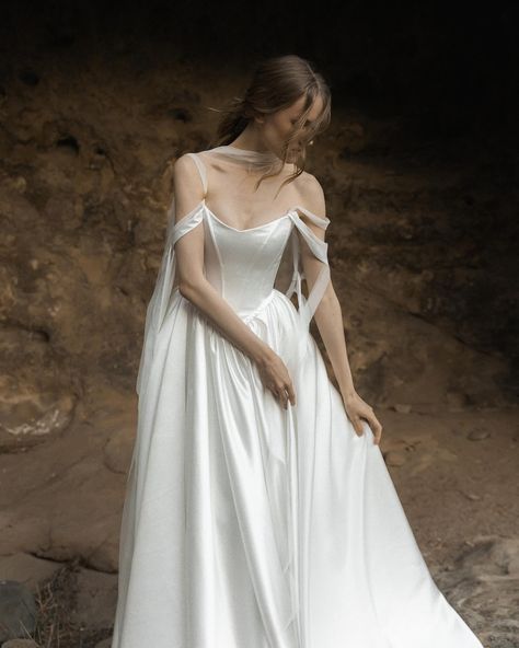 Wedding Dress Aesthetic Vintage Simple, Wedding Dresses Satin Simple, Cottagecore Bride Dress, Wedding Dress For October, Romantic Sleeves Wedding Dress, Dream Dress Aesthetic, Draped Sleeve Wedding Dress, Boho Wedding Look, Vintage Wedding Look