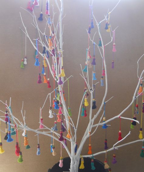 Dry Tree Branches Decoration Diy, Dry Tree Branches Decoration, Decorated Branches, Dried Tree Branches, Diwali 2024, Painted Branches, Tree Branch Decor, Craft From Waste Material, Dry Tree