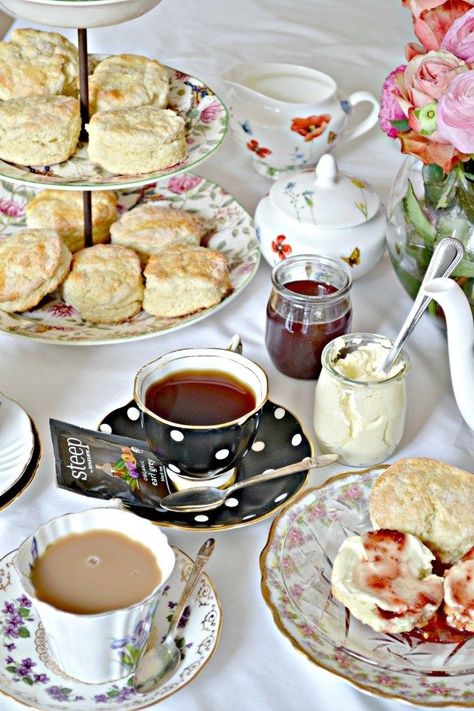 English Scone, High Tea Food, English Scones, English Afternoon Tea, Afternoon Tea Recipes, Tea Party Food, Afternoon Tea Parties, Cream Tea, Chocolate Caliente