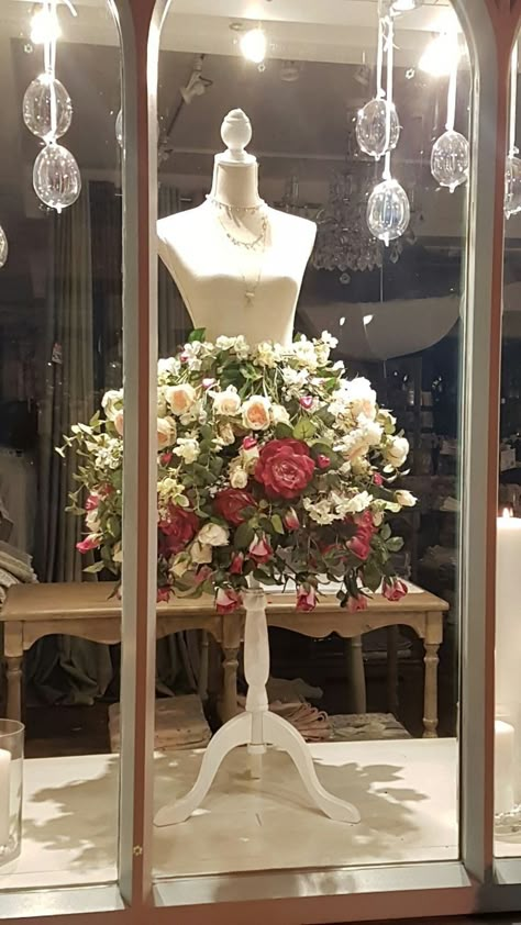 Flower Mannequin Display, Floral Shop Ideas Display Retail, Spring Store Displays, Spring Window Display Ideas Store Fronts, Flower Shop Window Displays, Black Mobile Home, Wedding Window Display, Florist Window Display, Fall Office Decor