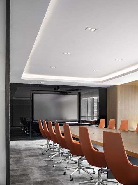 Office Space Lighting, High End Conference Room, Meeting Room Ceiling, Office Meeting Room Interior, Modern Boardroom, Meeting Room Interior, Board Room Design, Meeting Room Design Office, Office Ideas For Work