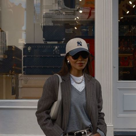 JULIE SARIÑANA on Instagram: "NYC #streetstyle and the only time you’ll see me wearing a Yankees hat because I’m a Dodger girl 🫶🏽 

Blazer: @massimodutti 
Jeans: @citizensofhumanity 
Sunglasses: @ederaeyewear 
Tee: @varley 
Boots: @toteme 
Belt: @dehanche__ 
Bag: @therow" Outfits With Yankees Hat, Déhanche Belt, Yankees Hat Outfit, Yankee Hat, Girls Blazers, Julie Sarinana, Dodgers Girl, Yankees Hat, Blazer Outfit