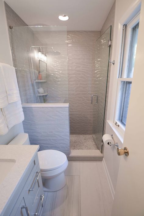 Standing Shower Ideas With Seat, Small Bathroom Ideas Glass Shower Door, Walk In Shower With Step Up, Shower Space Ideas, Bathroom Shower Stall Tile Ideas, Small Bathroom Ideas No Tub, Small Bathroom With Stall Shower Ideas, Small Tiled Showers Walk In, Stand Shower Ideas Bathroom Small Spaces