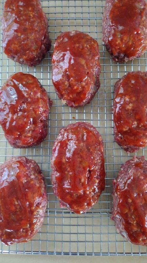 Small Meatloaf Recipe, Individual Meatloaf, Mini Meatloaf Recipe, Mini Meatloaf Recipes, Mini Meatloaf, Mini Meatloaves, Mini Meatloafs, Easy Meatloaf, Meals Healthy