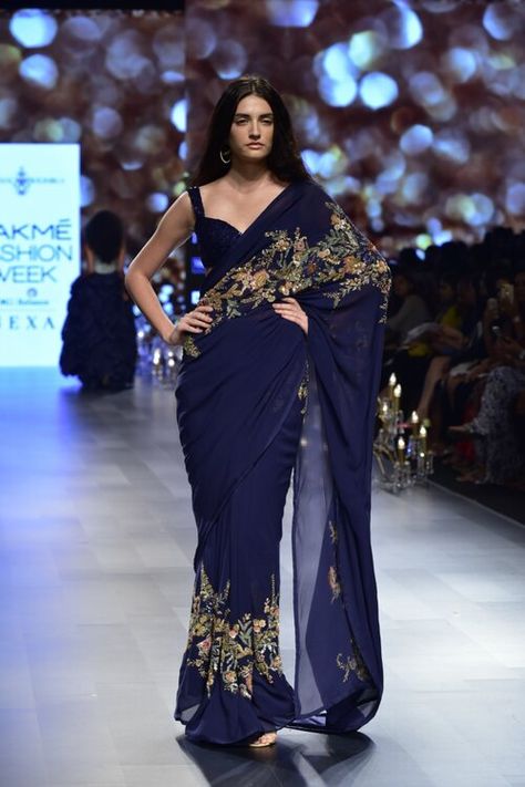 Kangana Ranaunt walks for Shyamal And Bhumika at Lakme Fashion Week Spring/Summer 2018 In Mumbai Wonderland Themed Wedding, Shyamal And Bhumika, Sarees For Girls, Indian Sari Dress, Fancy Sarees Party Wear, Sari Dress, Indian Saree Blouses Designs, Indian Fashion Saree, Saree Designs Party Wear