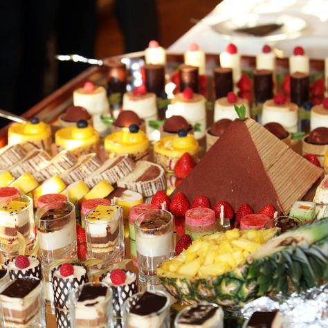 Ooh, this looks SO good. Apparently Venetian hour is commonly done at weddings and seems like a buffet of sweets. "Your Sweet 16 probably had a Venetian hour. | 27 Signs You Grew Up Eating Food In An Italian-American Family " Italian Street Food, Italian Recipes Traditional, Gourmet Desserts, Italian Dinner, Italian Recipes Authentic, Dessert Display, Dessert Buffet, Wedding Desserts, Morning Food