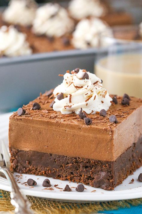 Baileys Chocolate Mousse, Baileys Cake, Chocolate Mousse Cake Recipe, Mousse Cake Recipe, Boozy Desserts, Delicious Brownies, Chocolate Mousse Cake, Best Chocolate Cake, Brownie Cake