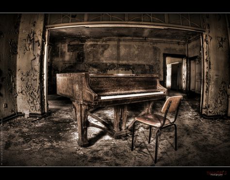 UE Abandoned Sanatorium "E" | Flickr - Photo Sharing! Fallout Party, Old Piano, Piano Lessons For Beginners, Abandonment Issues, Piano Art, Old Pianos, Forgotten Places, Abandoned Things, Photo Prompts