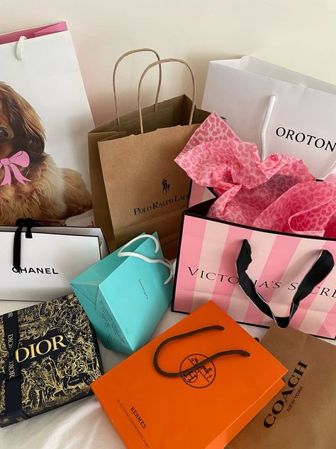 Fashion media beauty aesthetic old money Chanel shopping luxury designer bags Luxury Shopping Aesthetic Bags, Old Money Chanel, Shopping Bags Aesthetic, Lui Viton, Luxury Shopping Bags, Designer Shopping Bags, Luxury Paper Bag, Aesthetic Old Money, Chanel Shopping