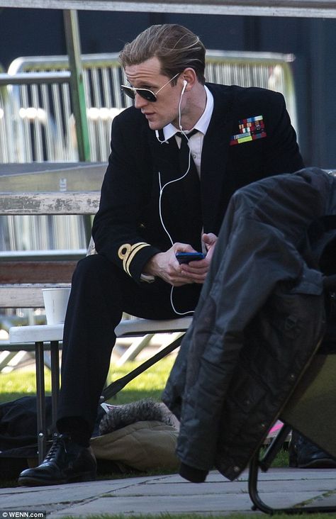 Matt Smith qui écoute de la musique sur son iPod pendant le tournage !😂 October 1st, Matt Smith, The Crown, A Man, Headphones, Drama, Crown