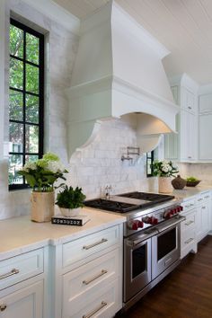 . Kitchen Vent, Real Estat, Kitchen Hoods, New Interior Design, Decoration Accessories, Kitchen Pantry, White Cabinets, Beautiful Kitchens, My New Room