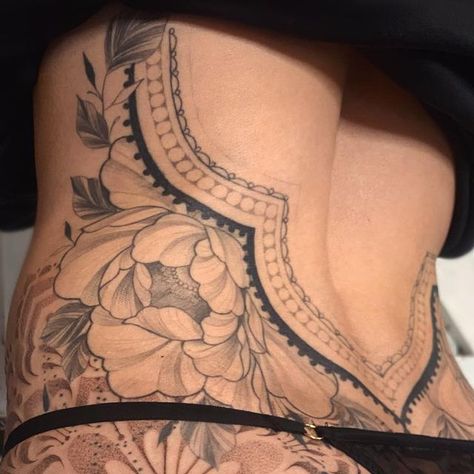 Lower Back Wrap Around Tattoo, Mandala Tattoo Back Women, Goddess Back Tattoo, Womens Lower Back Tattoos, Mandela Back Tattoo, Back Women Tattoo, Tattoo Tibia, Flowers Tattoo Back, Sleeve Leg Tattoo