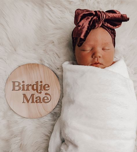 // w e l c o m e t o t h e w o r l d Hospital Announcement Girl, Hospital Name Announcement, Baby Announcement Pictures Birth, Birth Name Announcement, Hospital Announcement Sign, Baby Girl Announcement Hospital, Newborn Arrival Announcement, Baby Announcement In Hospital, Baby Introduction Pictures