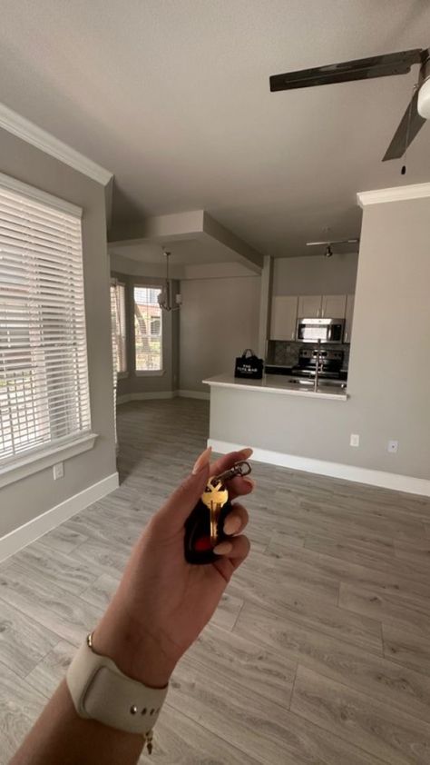 Buying House Aesthetic, Keys To Apartment Goals, House Keys In Hand, Buy A House Vision Board, Moving In Aesthetic, New House Keys Aesthetic, Apartment Manifestation, Dream Apartments, First Home Key