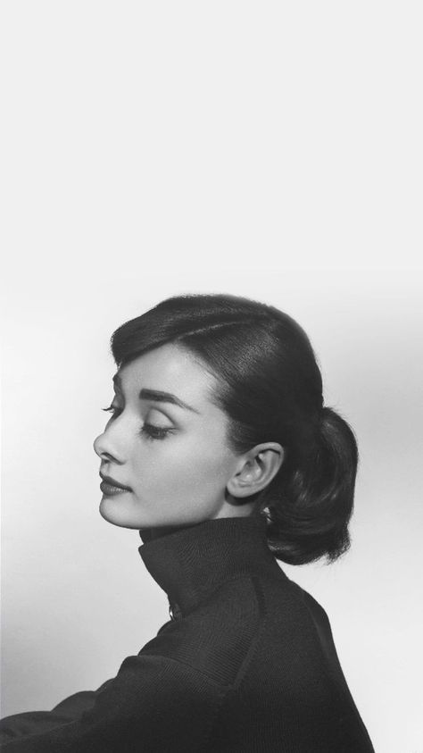 Audrey Hepburn Wallpaper, Audrey Hepburn Poster, Dark Academia Aesthetic Wallpaper, Portret Feminin, Aubrey Hepburn, Audrey Hepburn Photos, Audrey Hepburn Style, Retro Images, I Love Cinema