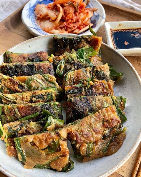 Chive Pancake, Banchan Recipe, Korean Garlic, Chives Recipe, Recipe Korean, Vegan Kimchi, Asian Appetizers, Korean Kitchen, Garlic Chives