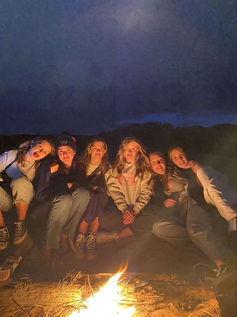 Bonfire Night Pictures, Bonfire Birthday, Campfire Party, Country Birthday, Bonfire Party, Beach Fire, Beach Bonfire, Camping Birthday, Beach Friends