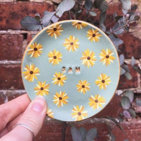 Ceramic Sunflower Bowl, Sunflower Trinket Dish, Pottery Painting Dish Ideas, Pottery Painting Ideas Sunflower, Easy Bowl Painting Ideas, Paint A Pottery Ideas, Simple Ceramic Painting, Clay Plate Design, Ideas For Pottery Painting